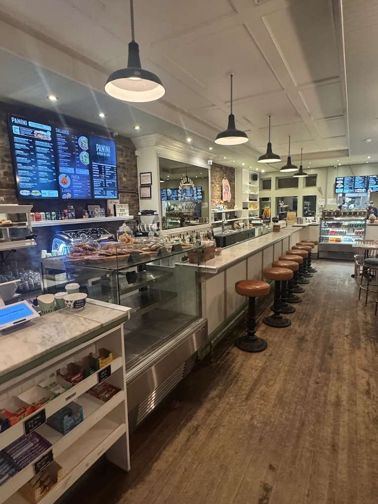 Vue de l’intérieur du Parma Café avec des options de repas à emporter.